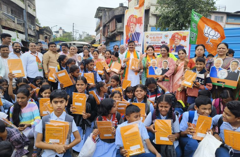 मुख्यमंत्री देवेंद्र फडणवीस यांच्या वाढदिवसानिमित्त लोणावळ्यात विद्यार्थ्यांना शैक्षणिक साहित्य व खाऊ वाटपाचा उपक्रम
